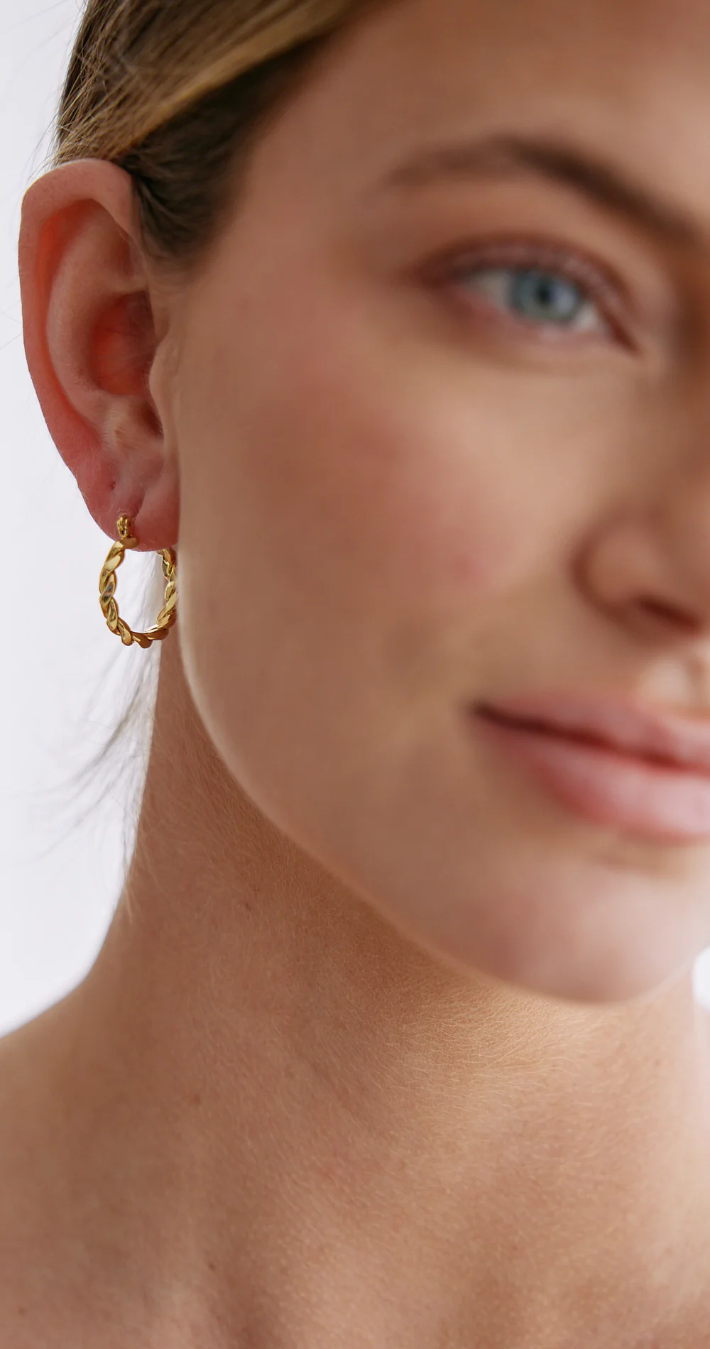 Esther Twist Hoop Earrings - Gold