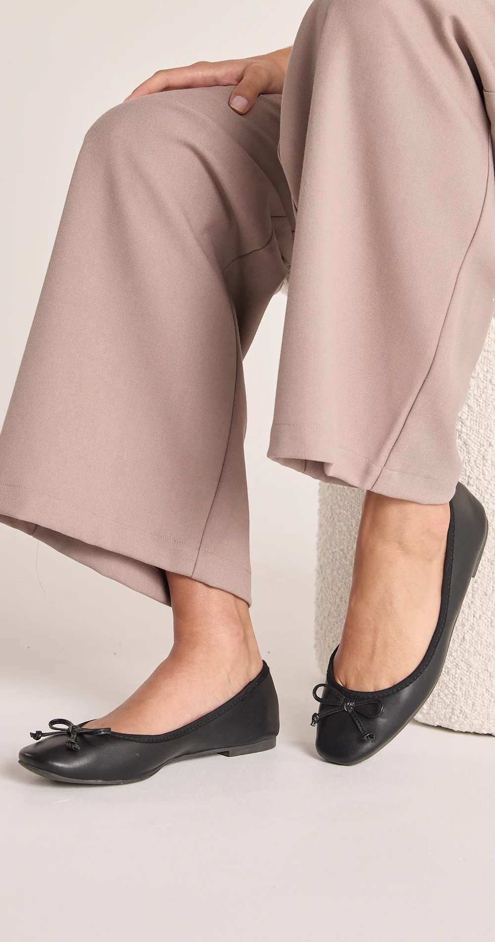 Isaiah Flat - Black - Image 4